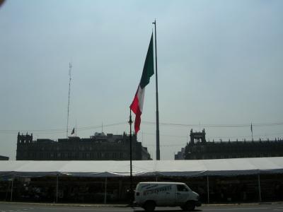 Dieses ist der sogenannte Zocalo oder auch Hauptplatz natuerlich mit Fahne